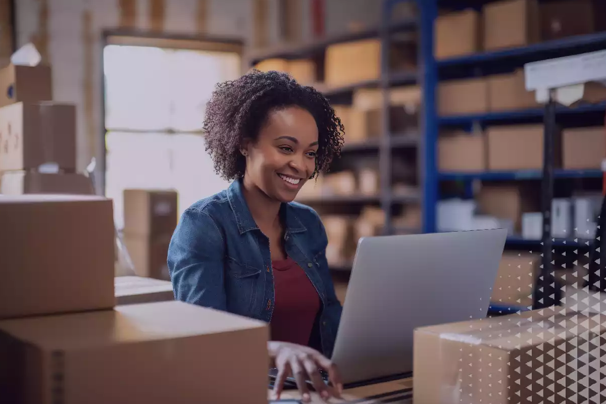 <p><strong>Maîtrisez la gestion des stocks et des inventaires avec Odoo</strong>, l’un des ERP les plus performants pour optimiser la logistique et la chaîne d’approvisionnement. Cette <em>formation professionnelle en Odoo Inventaire & Stock</em> vous permet d’apprendre à gérer efficacement les <strong>entrées et sorties de stock</strong>, les mouvements internes, les inventaires physiques, les transferts entre entrepôts, les niveaux de réapprovisionnement et la traçabilité des produits. Adaptée aux entreprises de <strong>Douala</strong>, <strong>Yaoundé</strong> et de l’ensemble du <strong>Cameroun</strong>, cette formation est idéale pour les logisticiens, responsables de stock, magasins, distributeurs et entreprises souhaitant digitaliser leur gestion logistique.</p>

<p>Grâce à une approche pratique basée sur des cas réels, vous apprendrez à réduire les ruptures de stock, améliorer la disponibilité des produits, optimiser les flux logistiques et automatiser les opérations de gestion d’inventaire. Cette formation constitue un véritable atout pour améliorer votre employabilité dans les métiers de la logistique, du supply chain management et de la gestion des entrepôts en Afrique.</p>